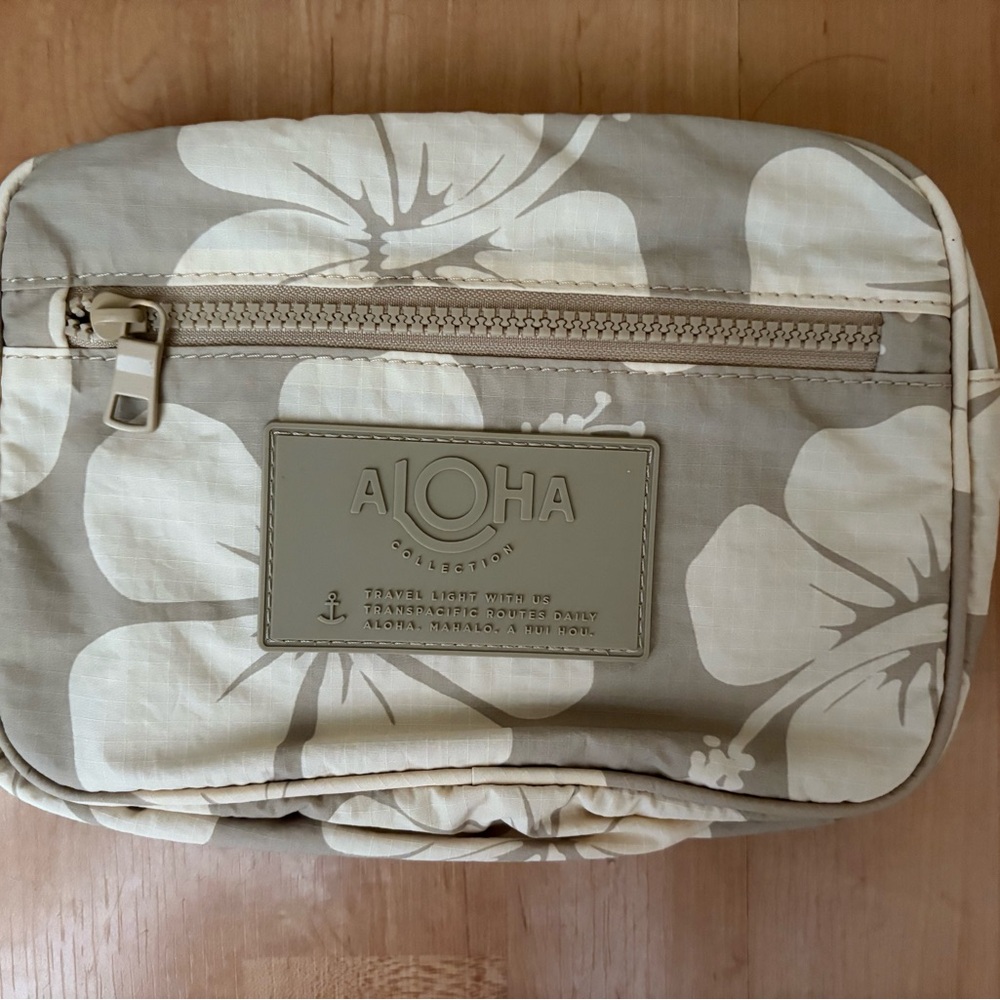 ALOHA Collection Hana Hou Keep it Light Hip Pack in Crème/Dune